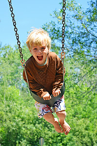 一个可爱的小孩脸上笑着大笑脸在阳光明媚的夏日在图片