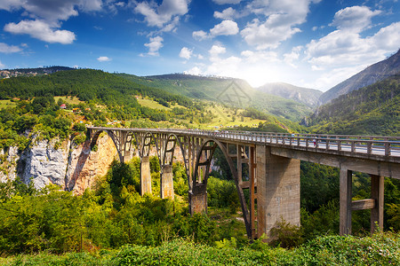 Durdevica的老大桥和Tara河峡谷景色极佳背景图片