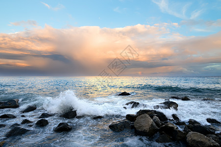 日落时的岩石海岸和海浪图片