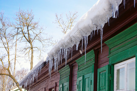 从房子的屋顶垂悬的冰柱图片