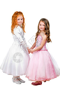 穿着漂亮裙子的小女孩相互牵手在白图片