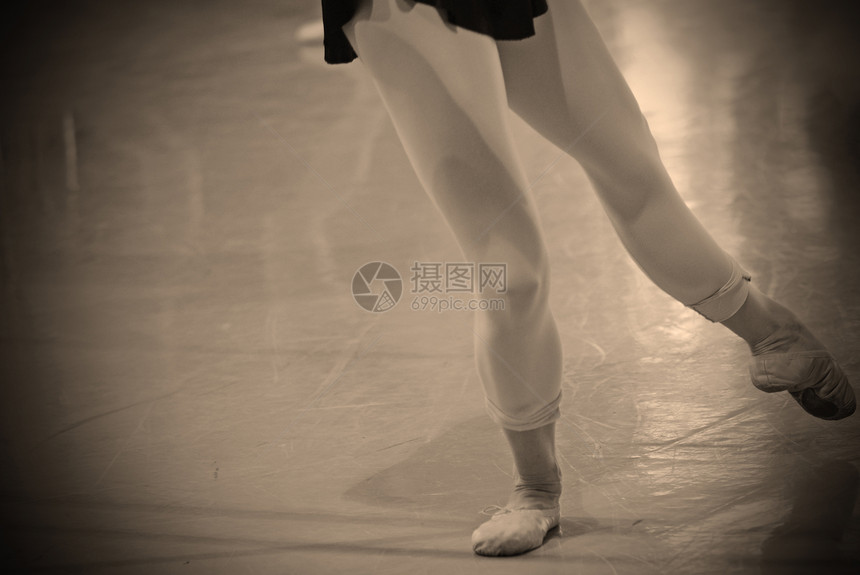 在演播室练芭蕾的女人的腿图片