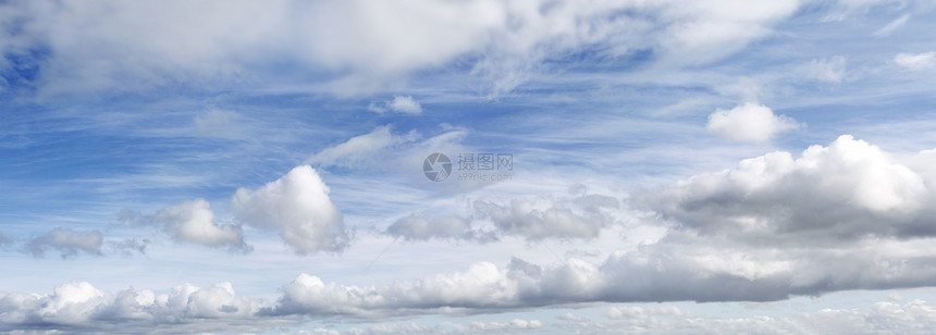 蓝色天空中的白云大图片