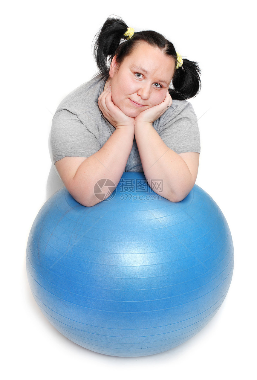 快乐的超重女人蓝色球在白图片