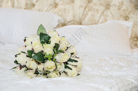 床上手工制作的新娘花束图片