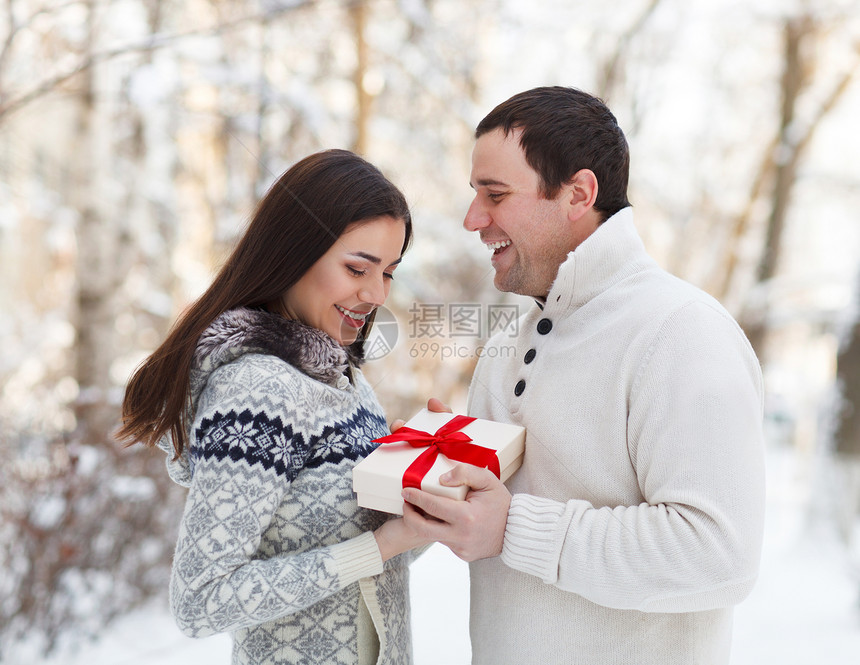 快乐的年轻情侣相爱在冬季公图片