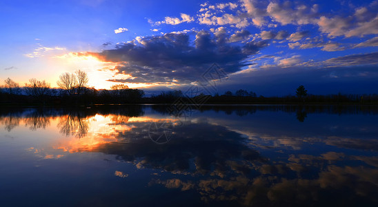 与云彩反射的湖风景图片