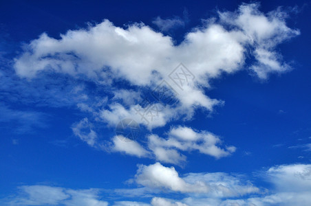 蓝天白云在夏日图片