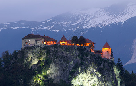 夜晚流血的城堡阿尔卑斯山欧洲图片