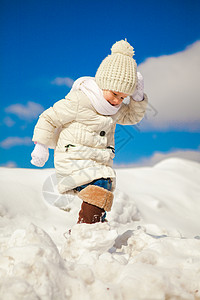 快乐的小女孩在阳光明媚的冬天图片