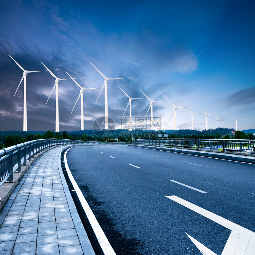 公路和风力涡轮机图片