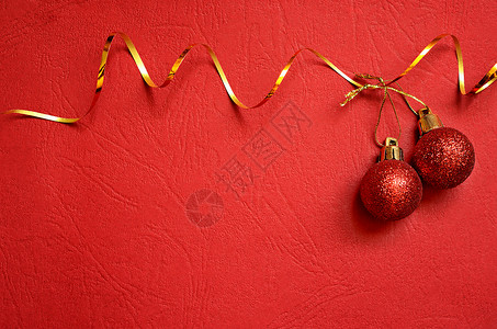与圣诞球和飘带的红色背景背景图片