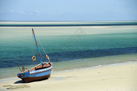 莫桑比克水边的单桅帆船高清图片