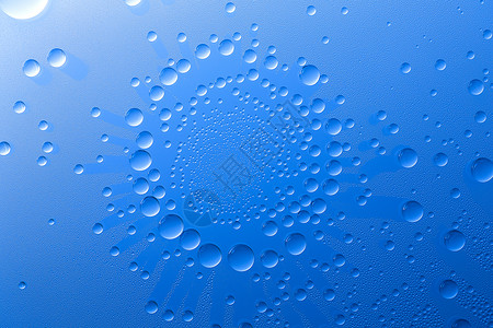 浸渍滴雨水对玻璃盘的纳米效应Nanoversiegelung浸渍与蓝色背景运行在工作室中创建背景图片