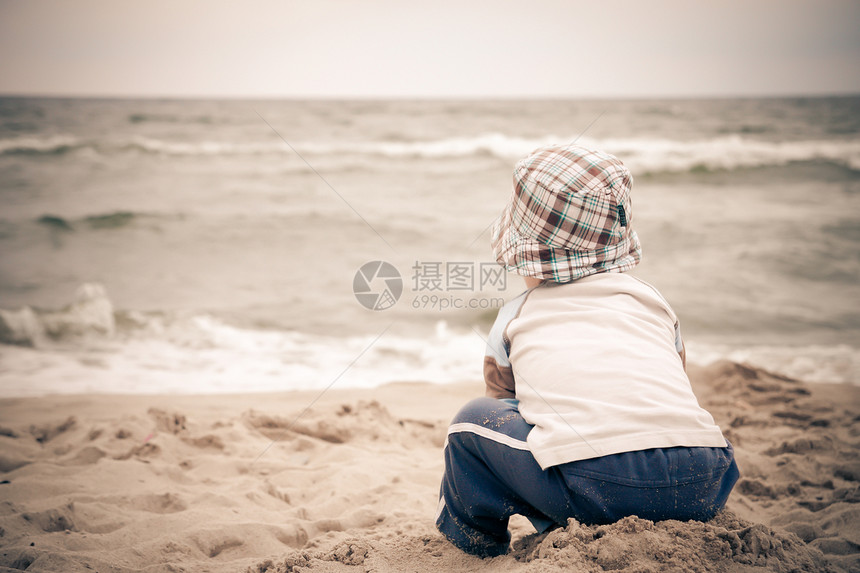 孤独的孩子在海滩上图片