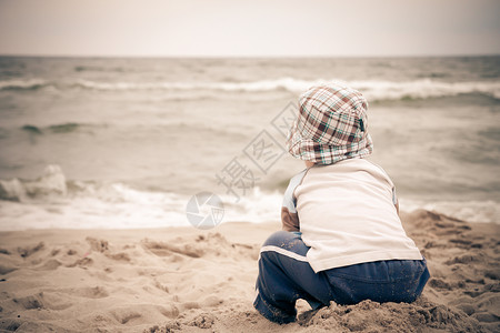 孤独的孩子在海滩上图片