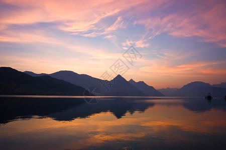 山上美丽的日出湖面的反图片