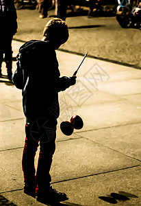 一个孤单的小孩玩diaboloyoy图片