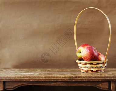 木桌上的新鲜苹果图片