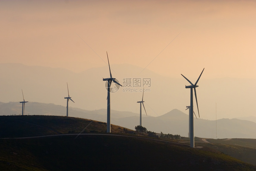 日落时的风力涡轮机农场图片