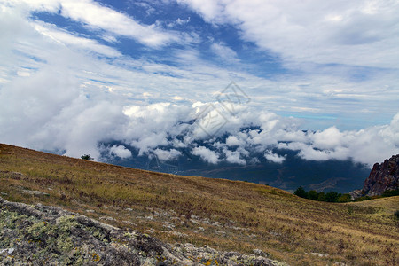 白日天空下的山地风云克里米亚图片