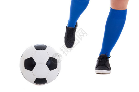 蓝球队足球运动员的腿踢白背景图片