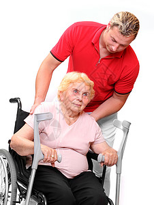 坐在轮椅上的老年截肢妇女及其男护士她们图片
