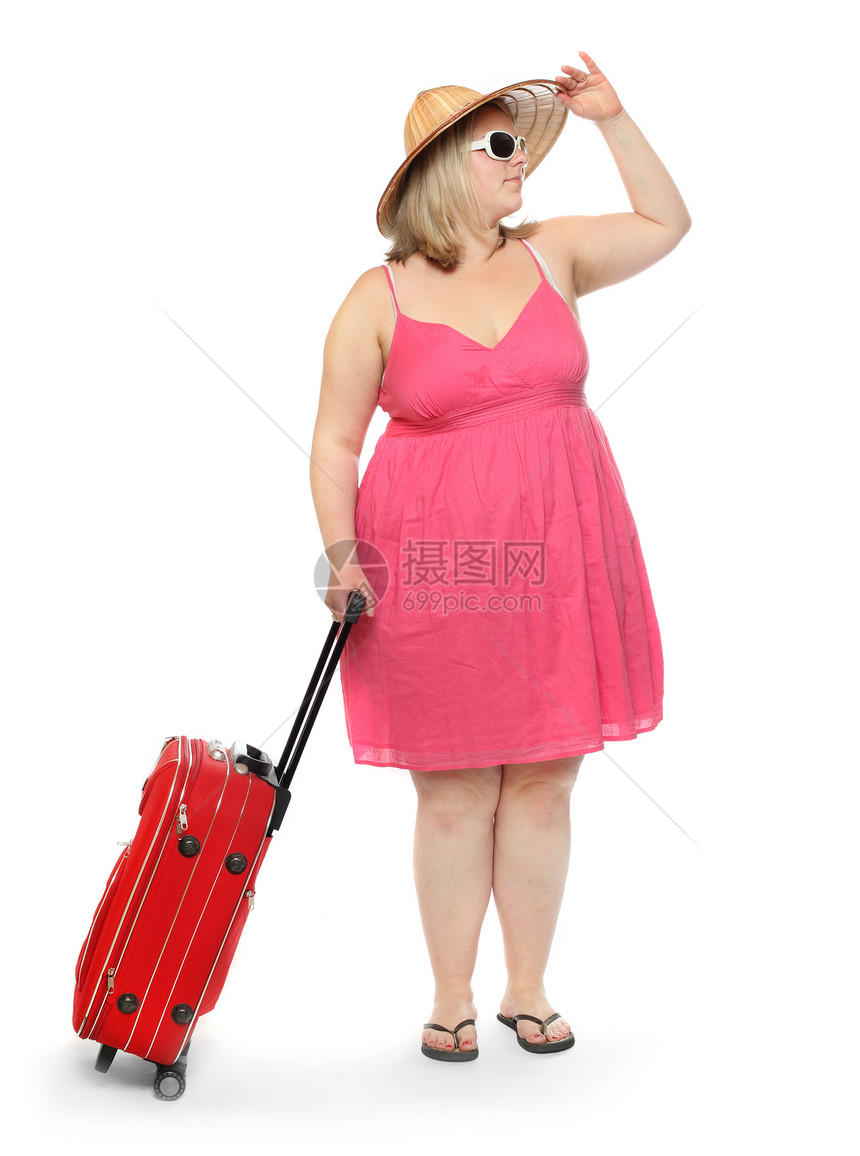 穿着沙滩衣服的超重女人带着手提箱在白图片