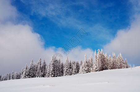 山区冬季风景山中雪覆盖图片