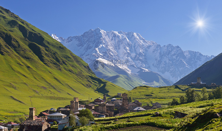 与社区Ushguli和格鲁吉亚最高的山Shkhara的山地景观主要高加索山图片