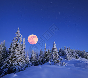 夜晚山顶的冬季风景满月和星空喀尔巴阡高清图片