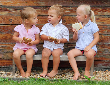 孩子们在农村的长椅上吃饭图片