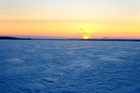 在结冰的湖五颜六色的冬天日出图片
