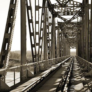 河上的旧老式铁路桥图片