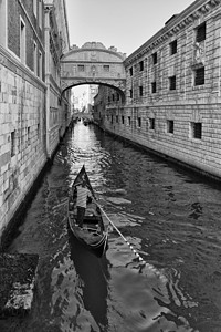 威尼斯观光桥与黑白贡多拉图片