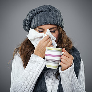 年轻女子得了流感用手帕擤鼻涕图片