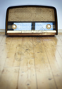 木背景上的老式收音机图片