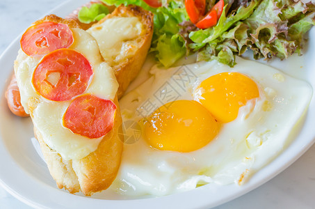 早餐煎鸡蛋香肠番图片