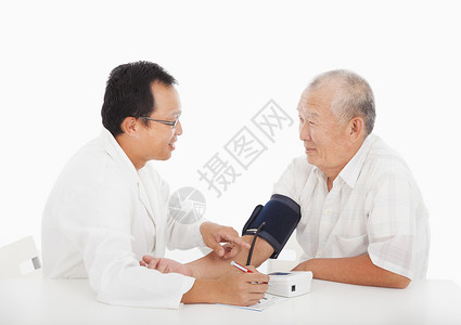 测量男病人血压的医图片