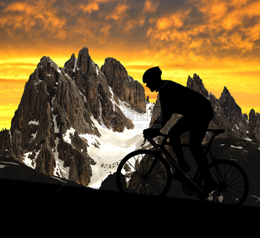 骑自行车的人在意大利阿尔卑斯山骑公路图片