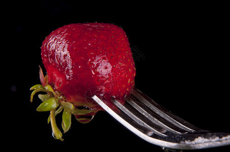 草莓果实的形象图片