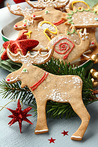 带有装饰的自制圣诞姜饼动物形状饼干图片
