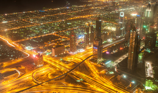 夜间照明的迪拜大楼图片