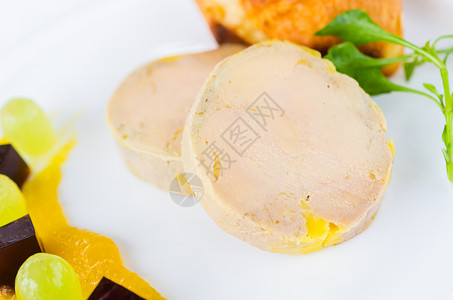 鹅肝配葡萄酒果冻芒果酱和奶油蛋卷图片
