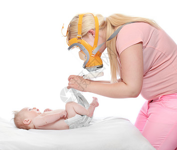 母亲戴面罩改变尿布新生儿婴图片