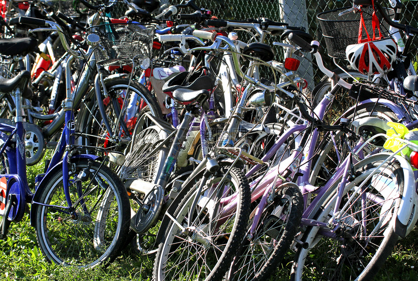 学生在学校停放许多自行车图片
