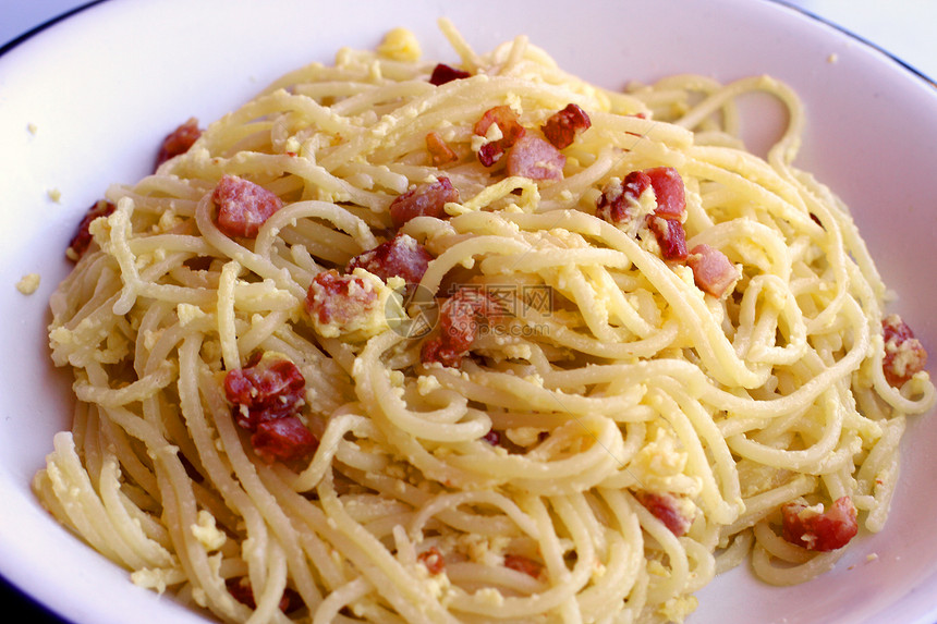 意大利面条加培根蛋和意大利菜中帕米图片