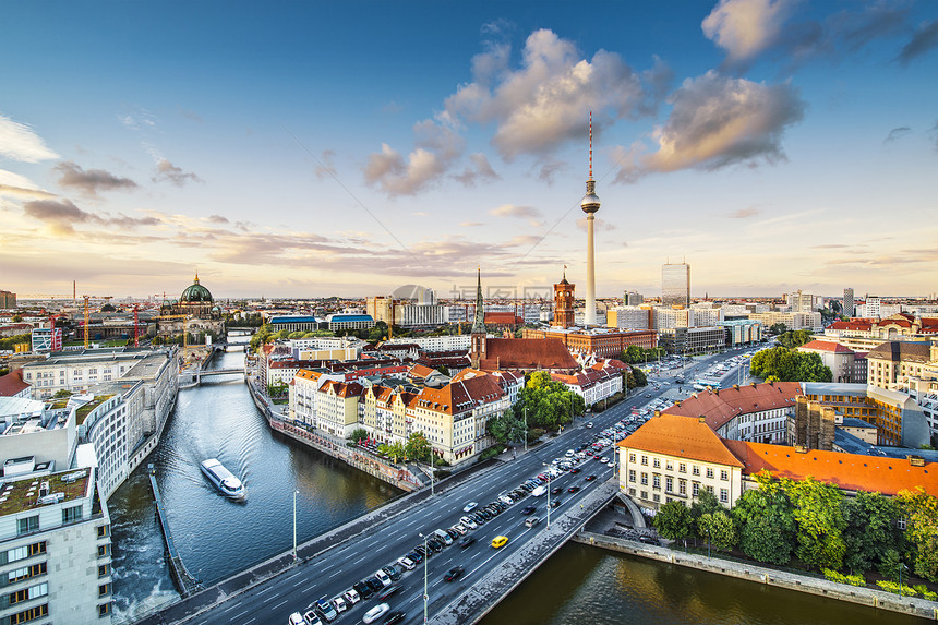 从施普雷河上方观看的德国柏林图片