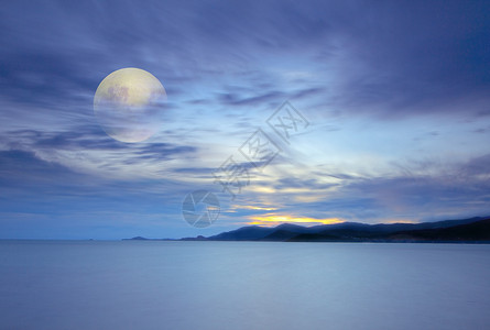 在戏剧热带日落天空和海的大月亮在黄昏图片