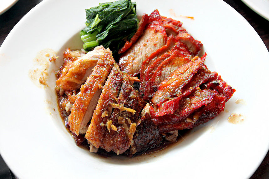 这个泰国菜的烤鸭肉和猪肉图片